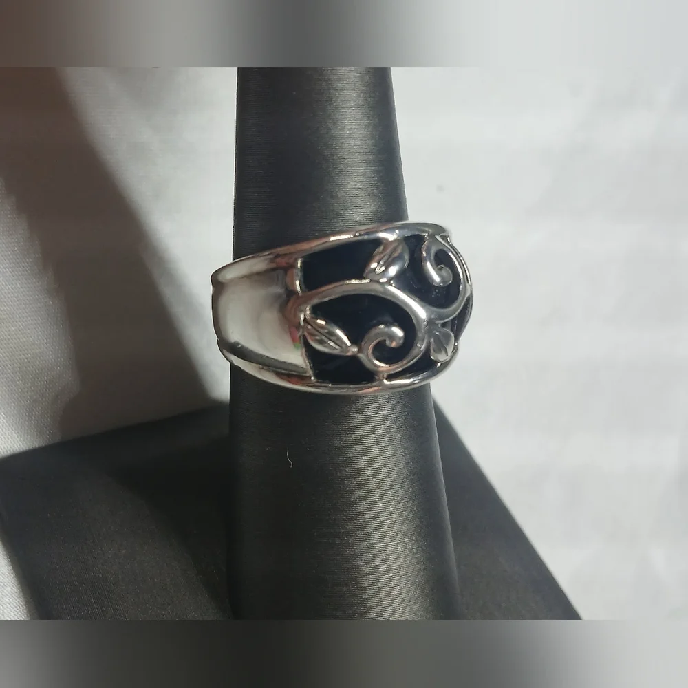 Sterling Silver & Black Onyx Ring. Size 7. - Picture 8 of 8